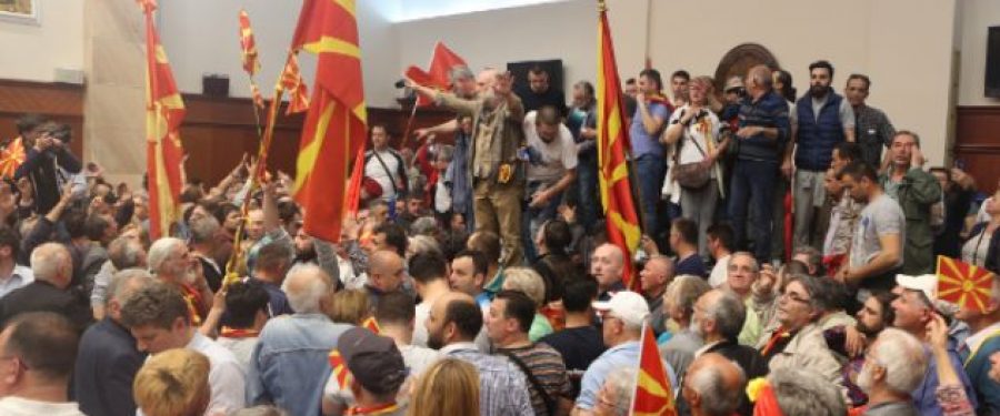 Dhuna në Kuvend: Arrestohet huligani 65-vjeçar, tre të tjerë merren në pyetje