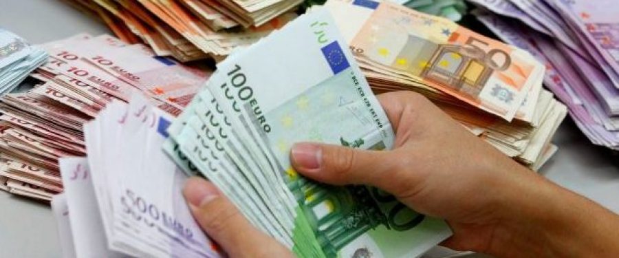 Euro prek nivelin më të lartë të 6 muajve në bursë, në Shqipëri pranë nivelit më të ulët