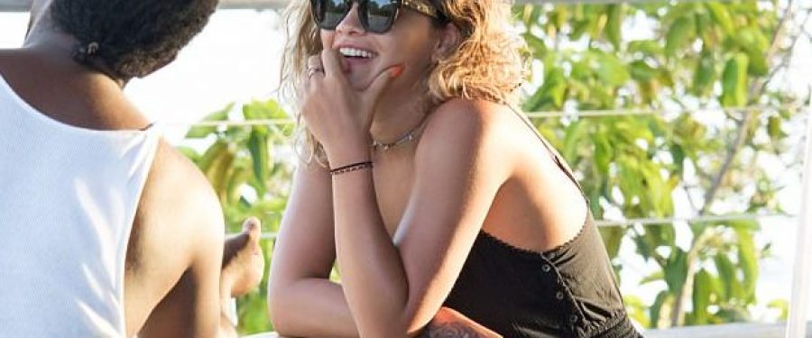 Rita Ora pa sytjena në Xhamajka! (Foto)