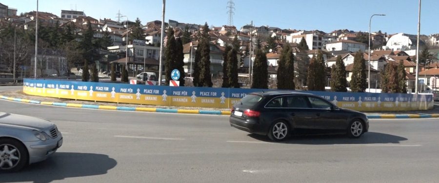 Solidarizimi i Prishtinës për paqen në Ukrainë, ngjyros rrethrrotullimin dhe zebrat